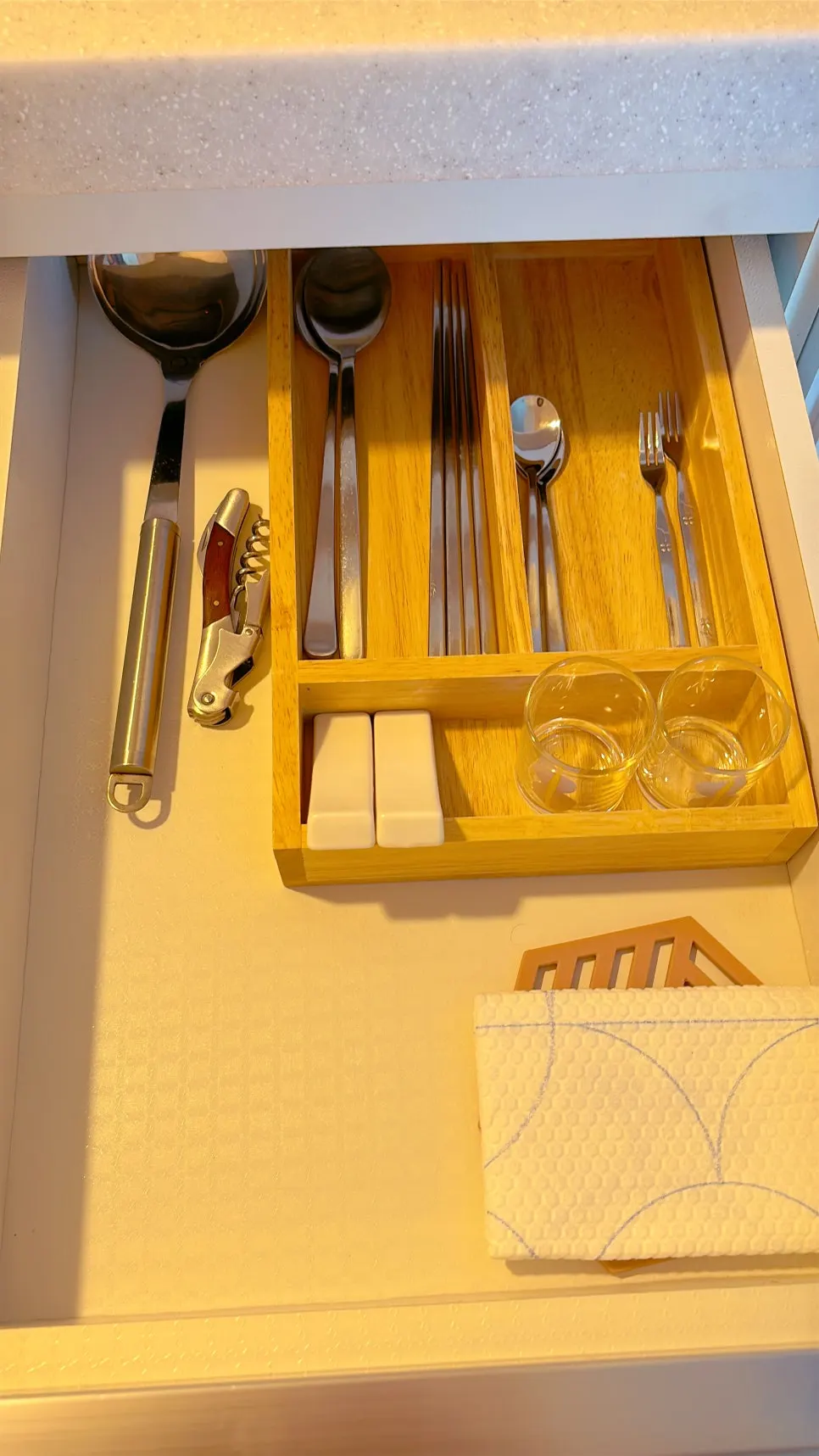 Cutlery and basic tableware on the kitchen shelf in room 504