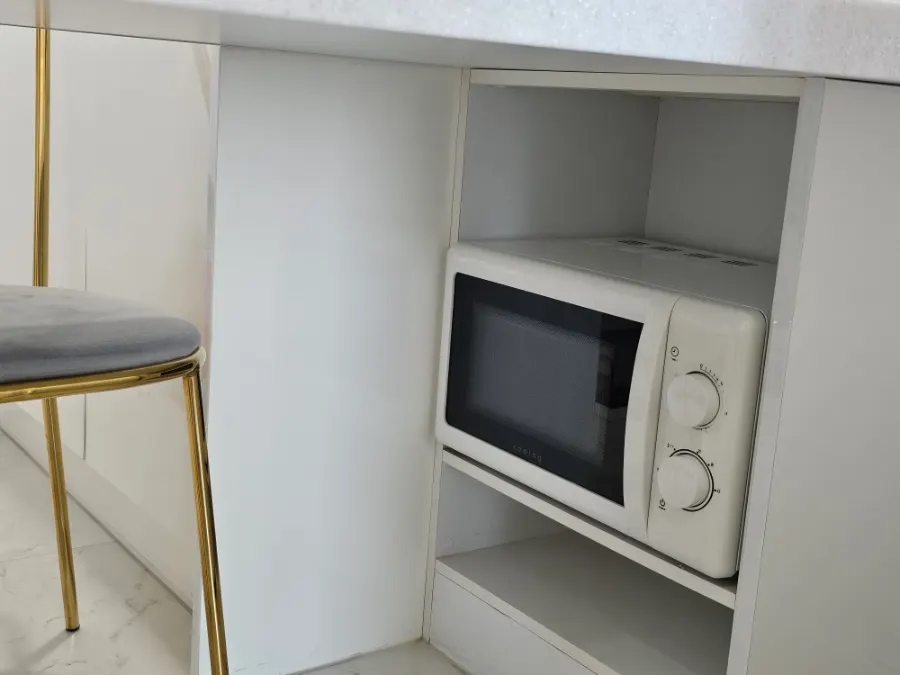 인덕션과 조리도구가 갖춰진 펜션 주방