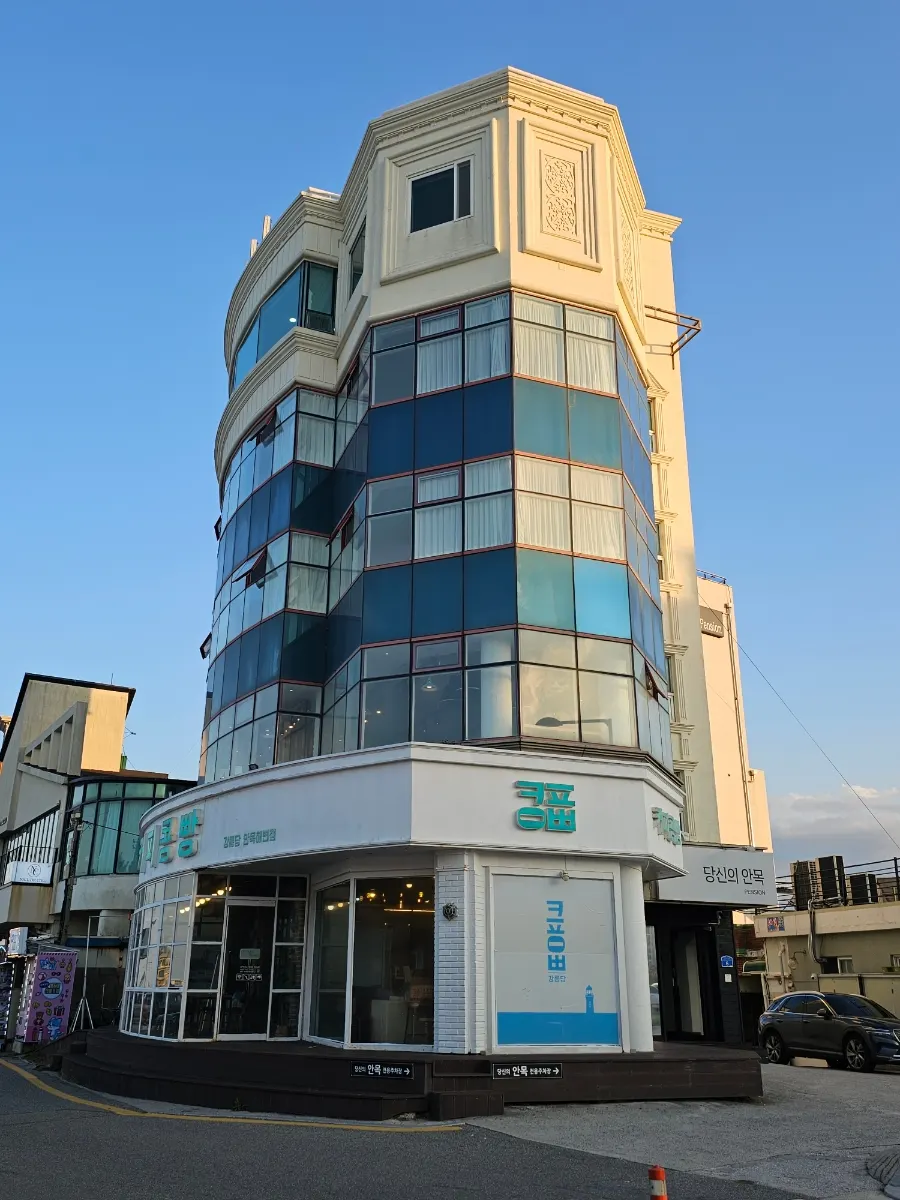 식탁 아래에 놓인 전자레인지와 포트