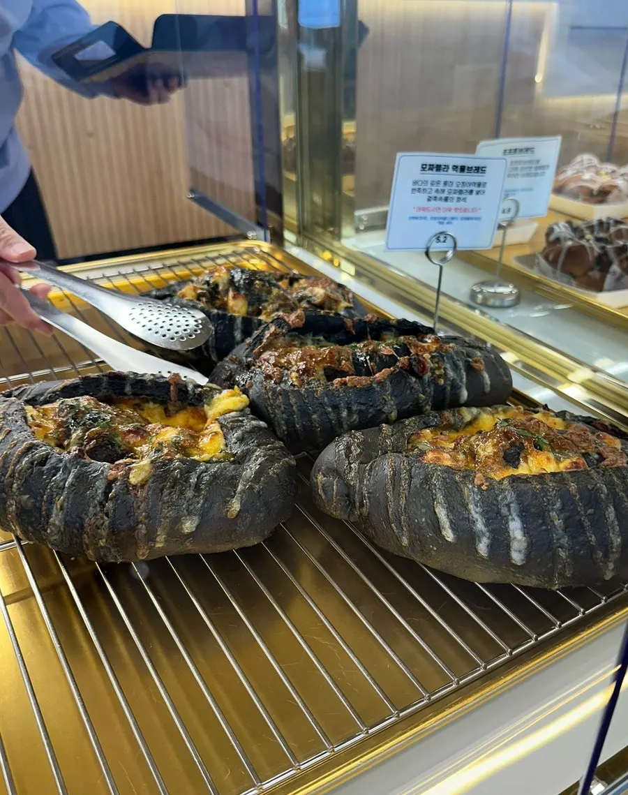 백야커피 베이커리 진열 전경
