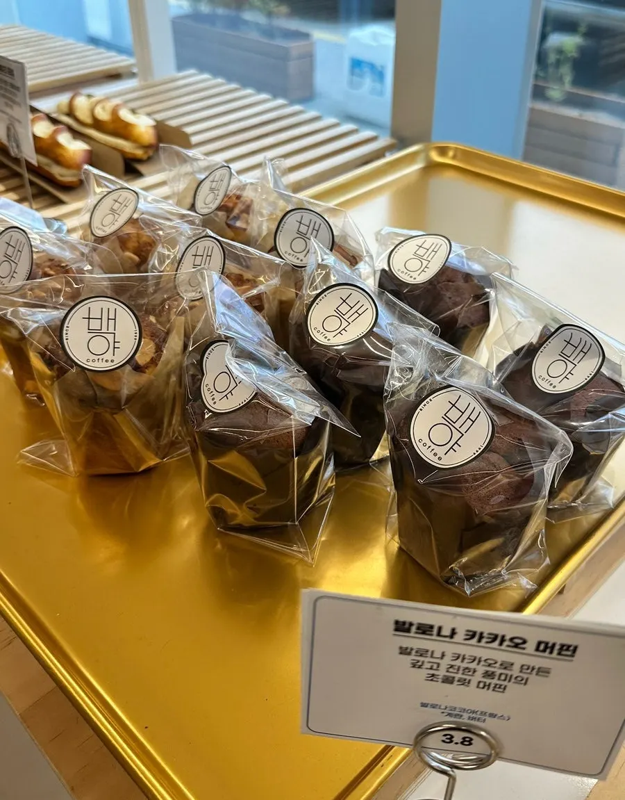 백야커피 빵 진열 코너