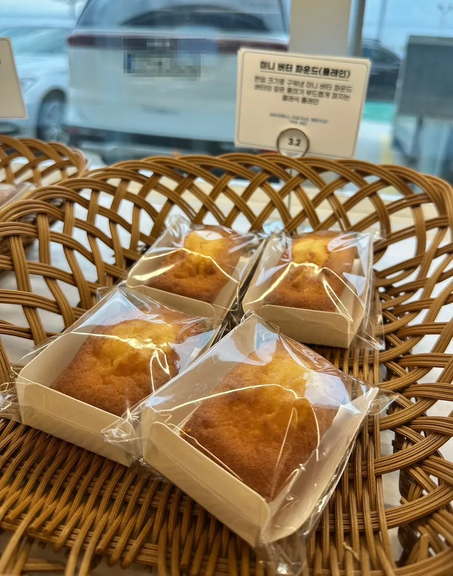 백야커피 베이커리 진열장 근접 모습
