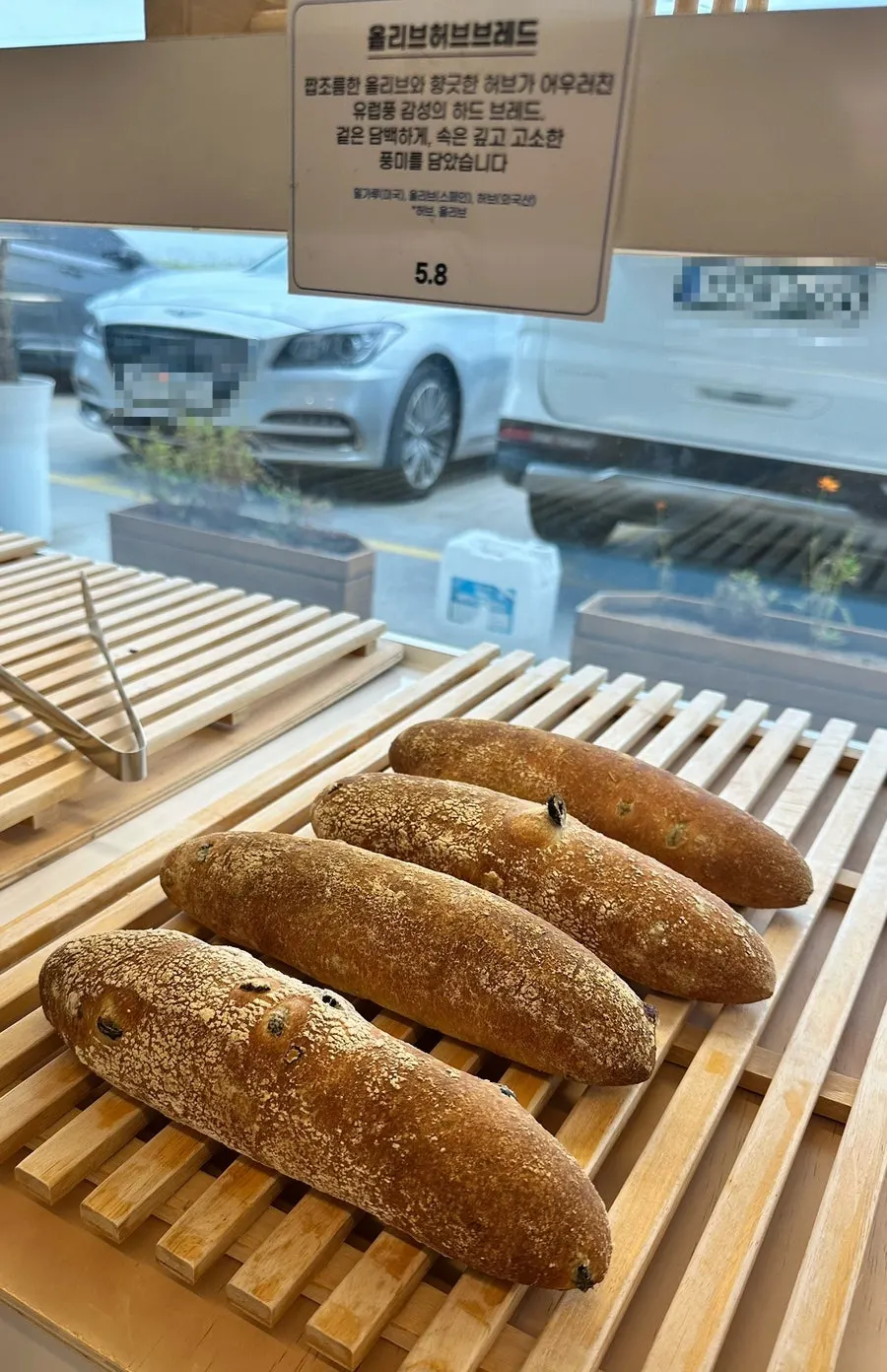 백야커피 작은 사이즈 빵 진열