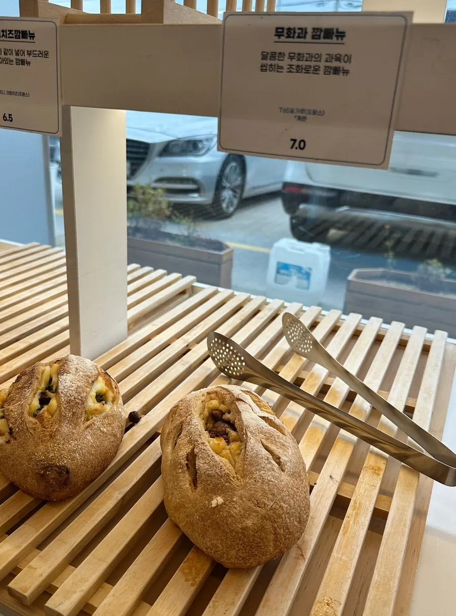 백야커피 바삭한 빵과 진열 안내