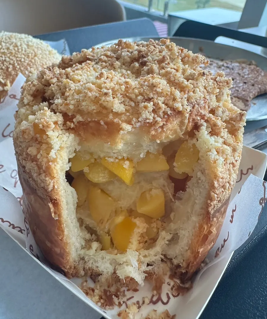 3층 테이블에 올린 백야커피 빵과 음료