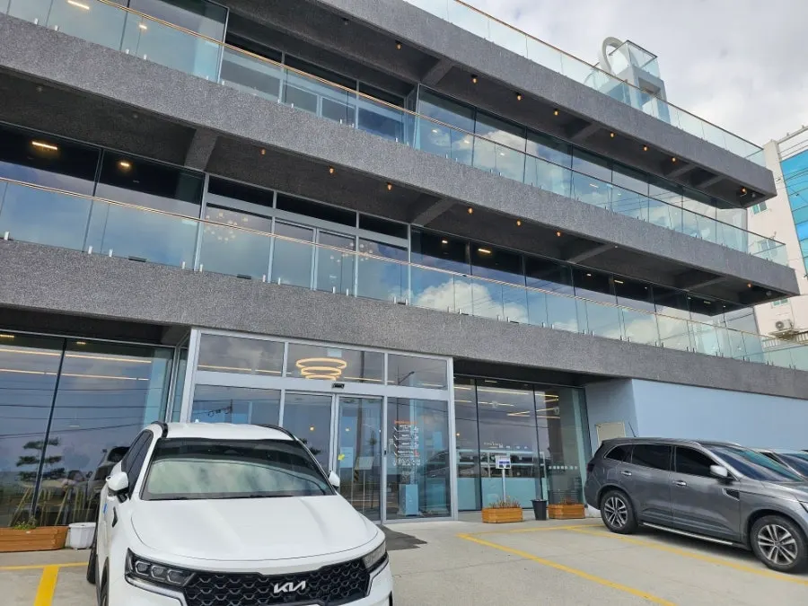 Exterior of Baegya Coffee building in front of Sageunjin Beach