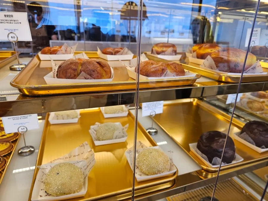 Remaining breads on the bakery counter