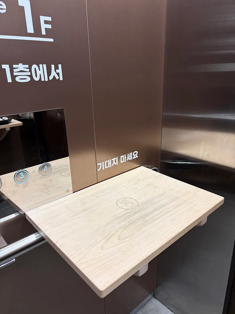 식물이 놓인 백야커피 카페 좌석