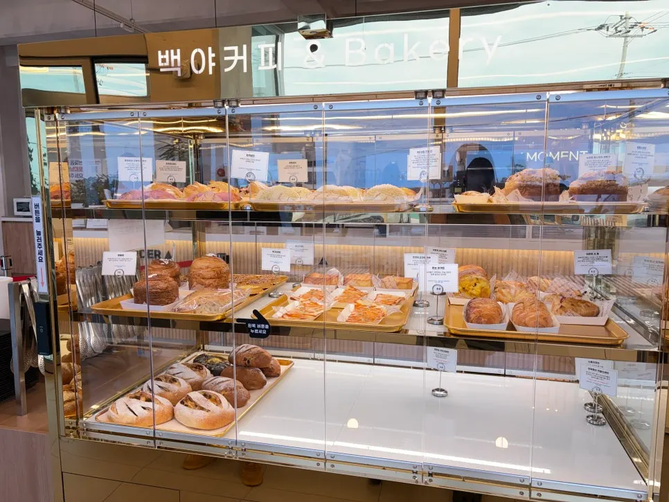 백야커피 베이커리 진열대