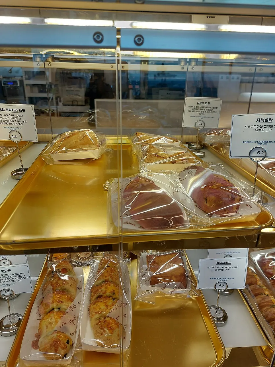 백야커피 1층에 진열된 다양한 빵