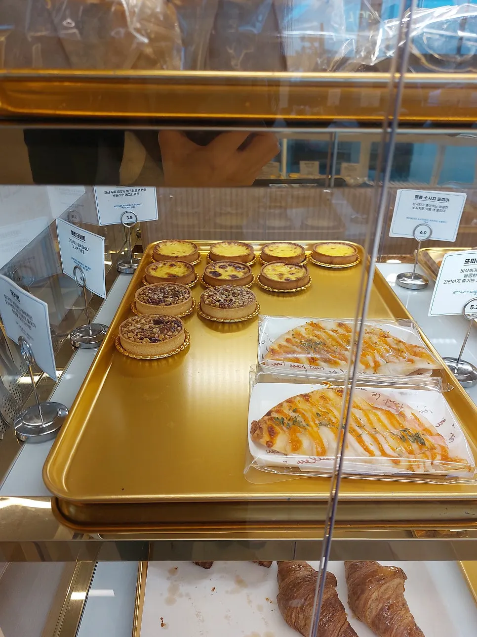 백야커피 1층 베이커리 코너 진열 모습