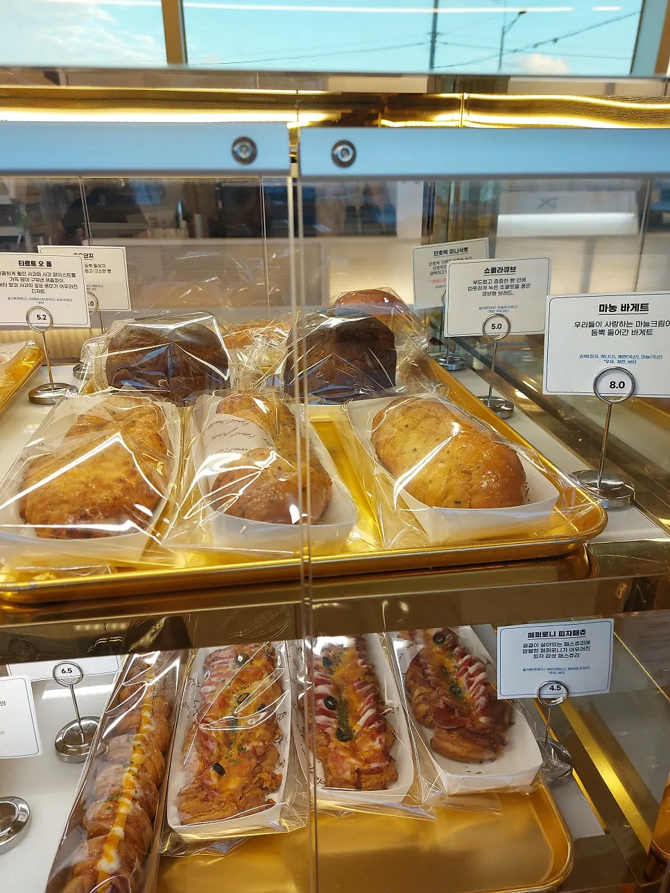 백야커피 파이와 타르트 진열대