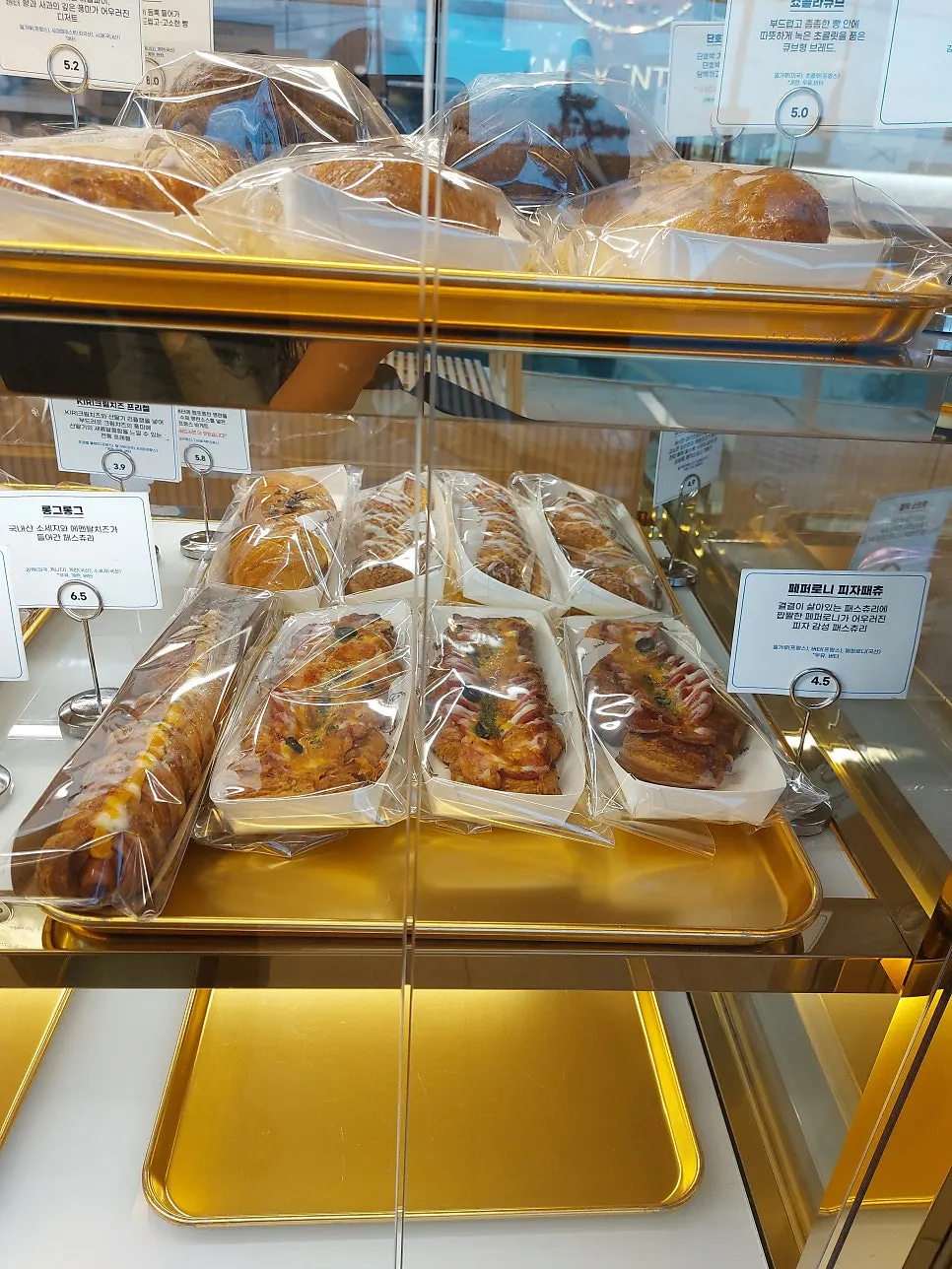 백야커피 머핀과 구움과자 진열 모습