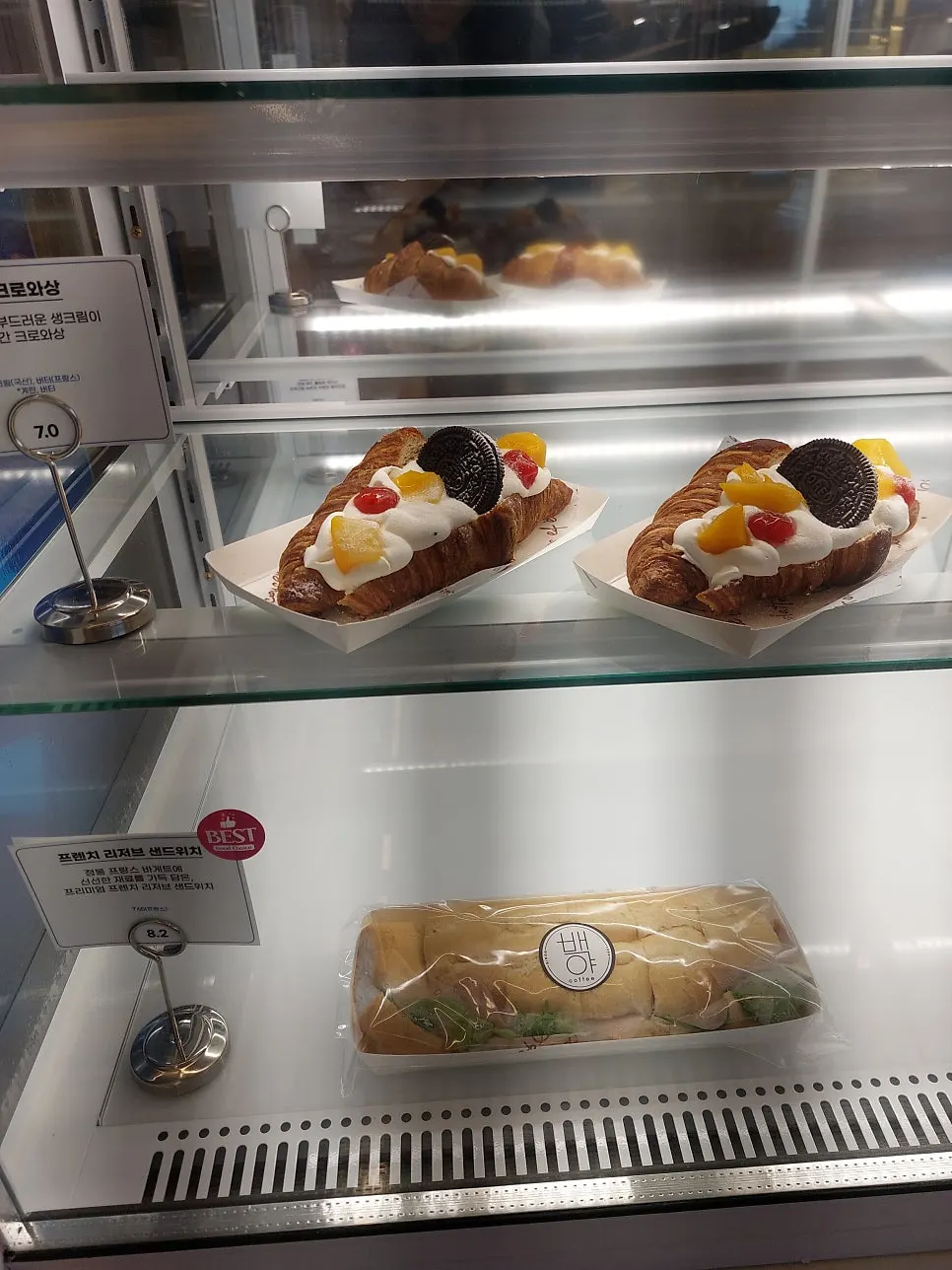 백야커피 디저트 쇼케이스 내부