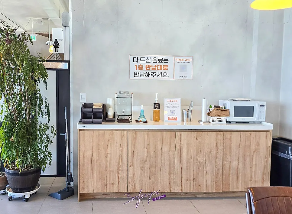 Indoor microwave and takeout bag station at Baegya Coffee