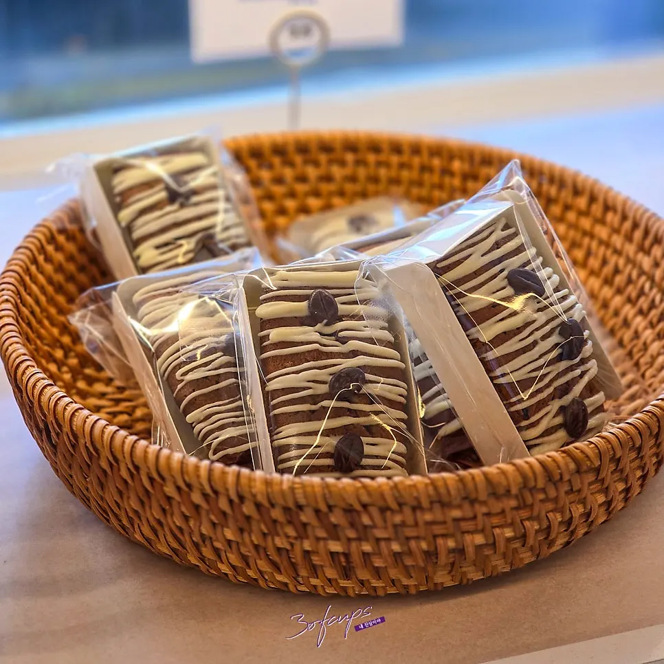 Yogurt muffins and chocolate muffins on display at Baegya Coffee