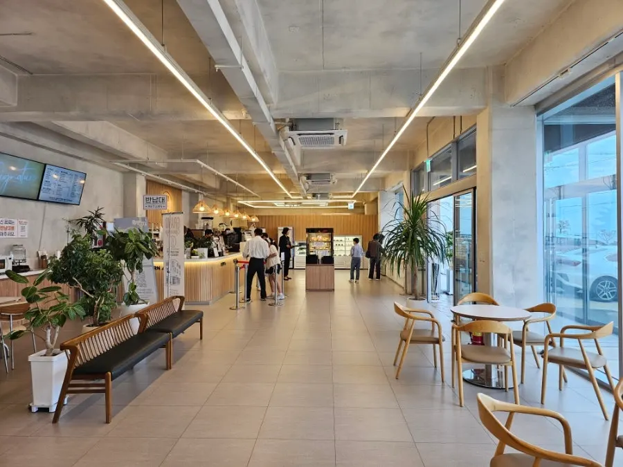 Spacious 1st-floor hall seating at Baegya Coffee