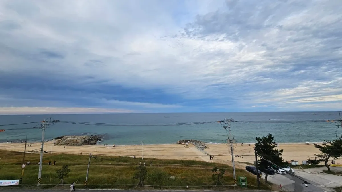 Ocean view of Baegya Coffee in front of Sageunjin Beach