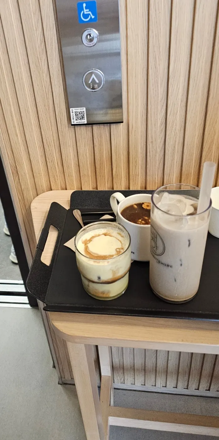 Tray table in front of the elevator at Baegya Coffee