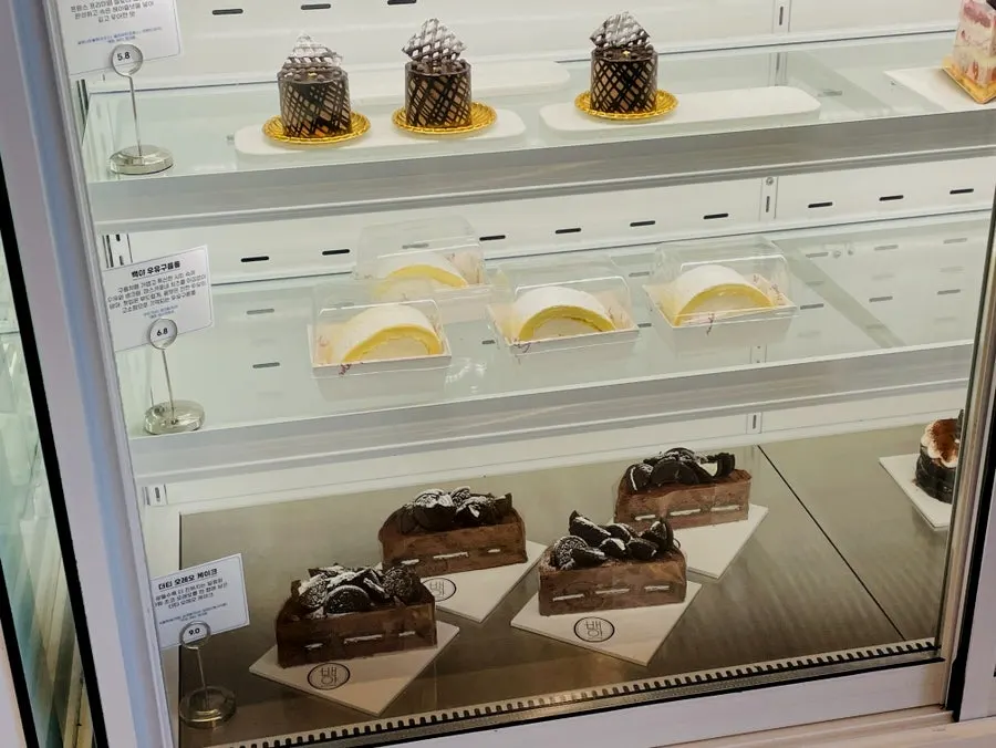 Egg tarts and walnut tarts