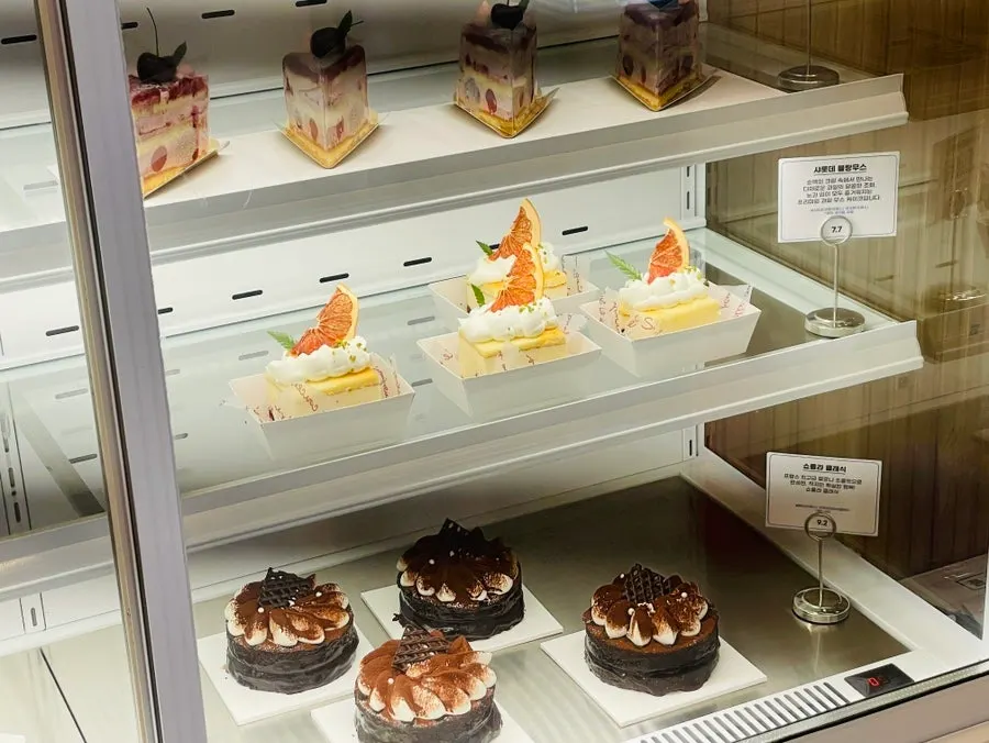 Half-and-half cake that goes well with coffee