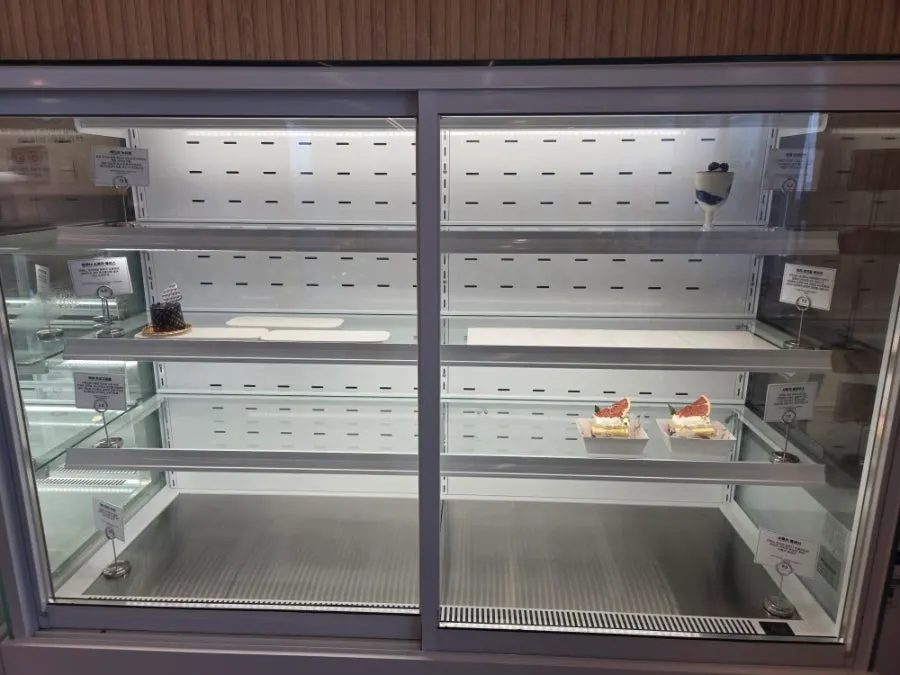 백야커피 베이커리 진열대와 집게