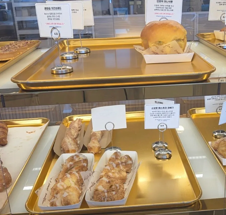 남아 있는 빵이 놓인 백야커피 진열대