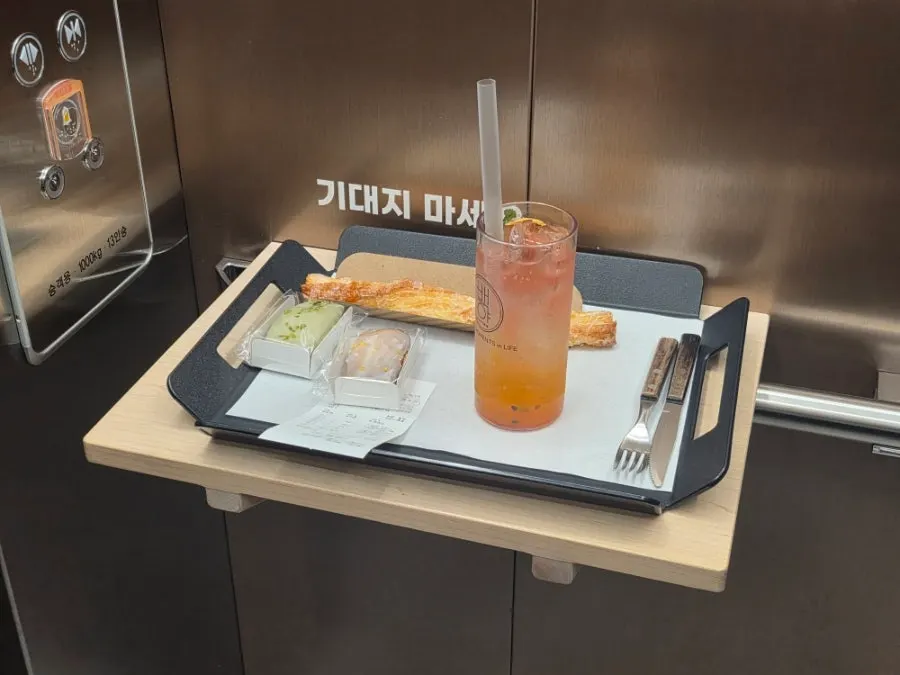 쟁반 거치 공간이 있는 엘리베이터 내부