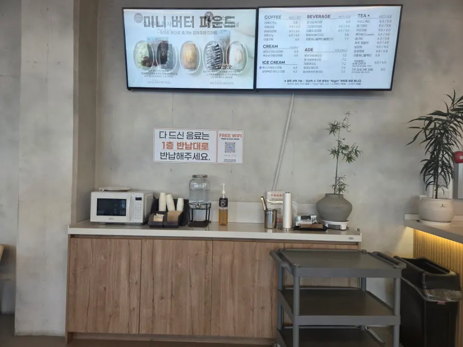 휴지와 물, 종이컵이 놓인 카운터 옆 코너