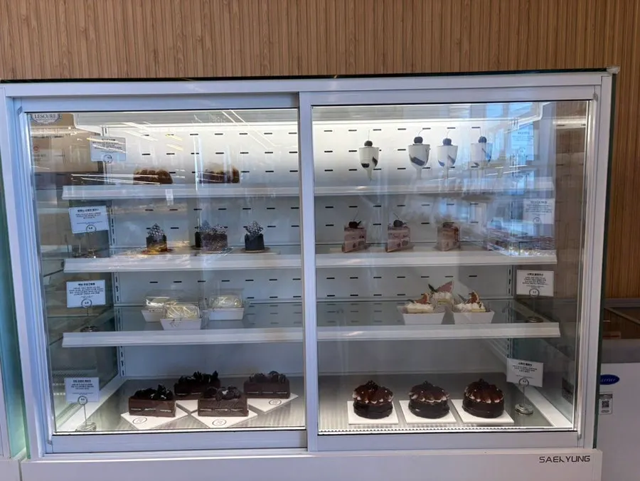 Small shelf inside the elevator for setting down bread plates
