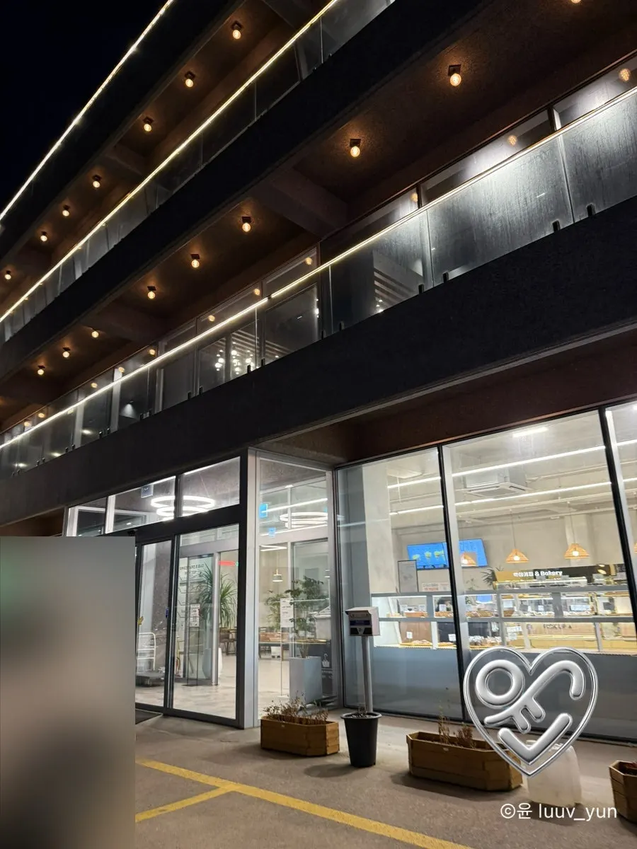 Vertical exterior view of the Baegya Coffee building in the evening