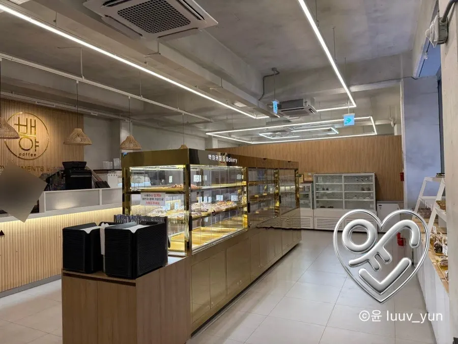 Baegya Coffee's 1st-floor counter and bakery display case