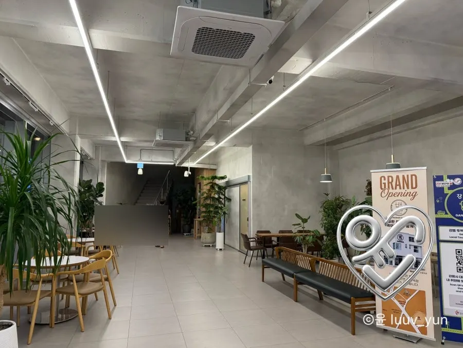 Table seating area on Baegya Coffee's 1st floor