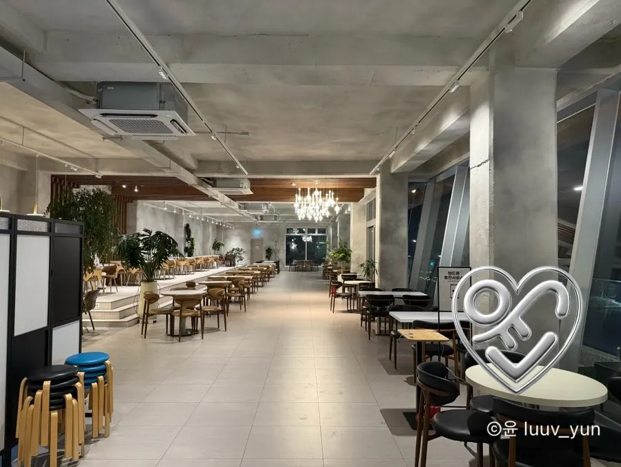 High-ceilinged seating area on Baegya Coffee's 2nd floor