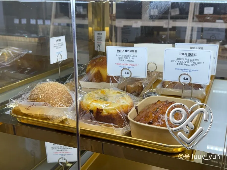 Mostly sold-out bread shelf at Baegya Coffee late in the day