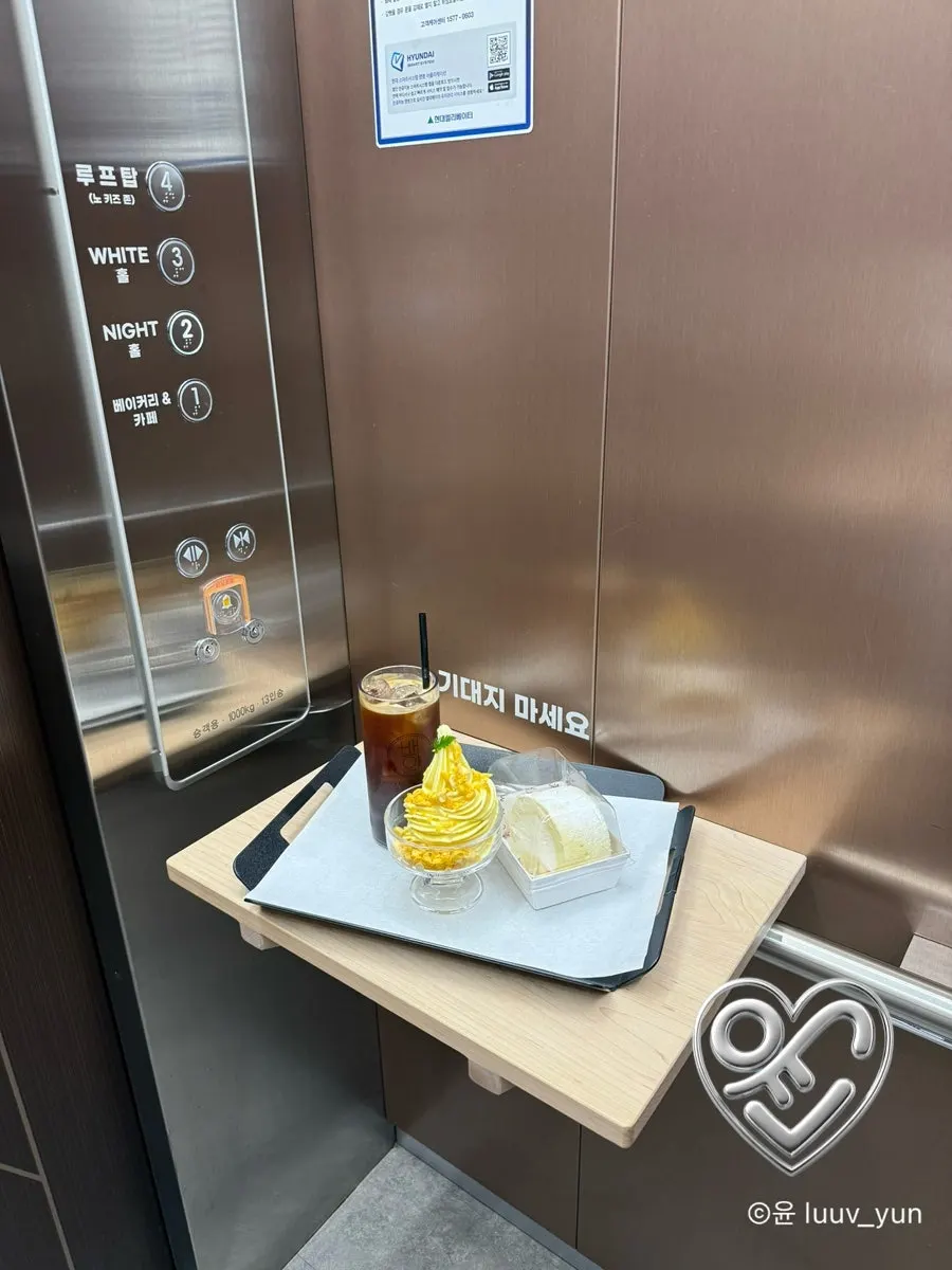 Temporary shelf for trays inside the elevator