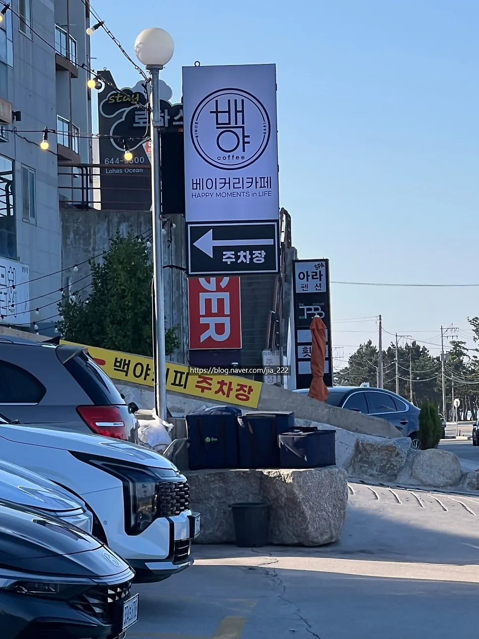 Baegya Coffee's floor-to-ceiling glass building and parking area
