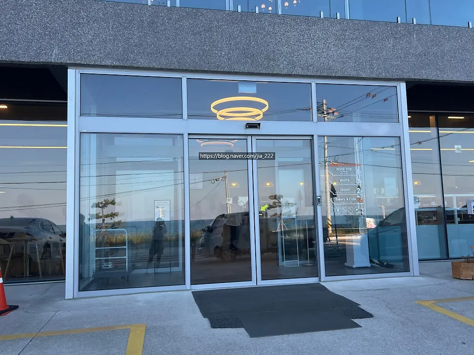 Signs pointing to Baegya Coffee's parking lot