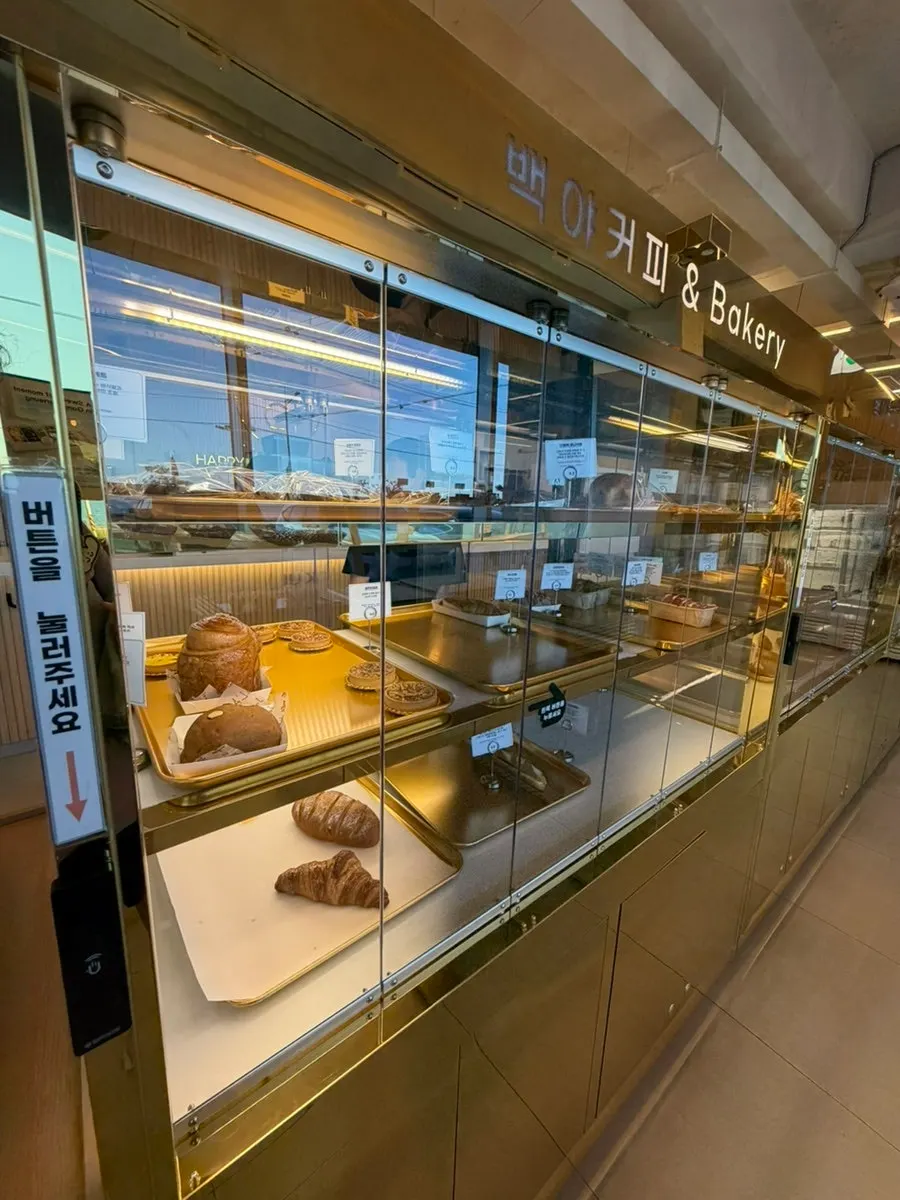 백야커피 1층 베이커리 진열대
