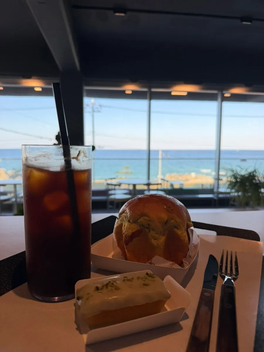 백야커피 2층 자리에서 본 바다 뷰