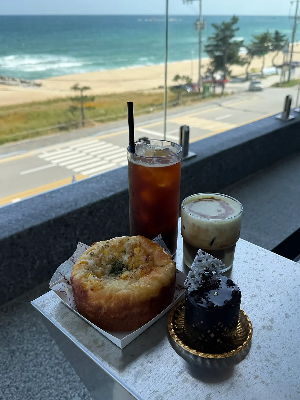 백야커피 건물과 바다 풍경
