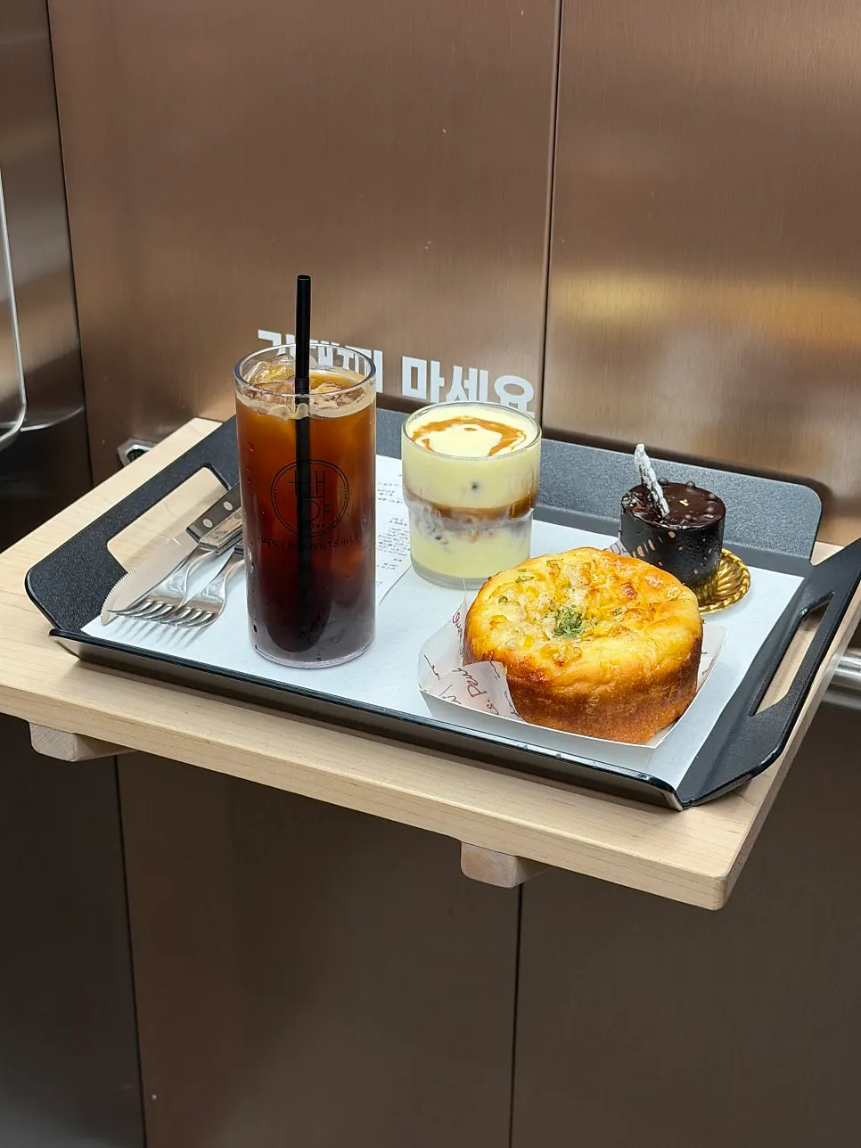 일렬로 배치된 백야커피 3층 바다 전망 좌석