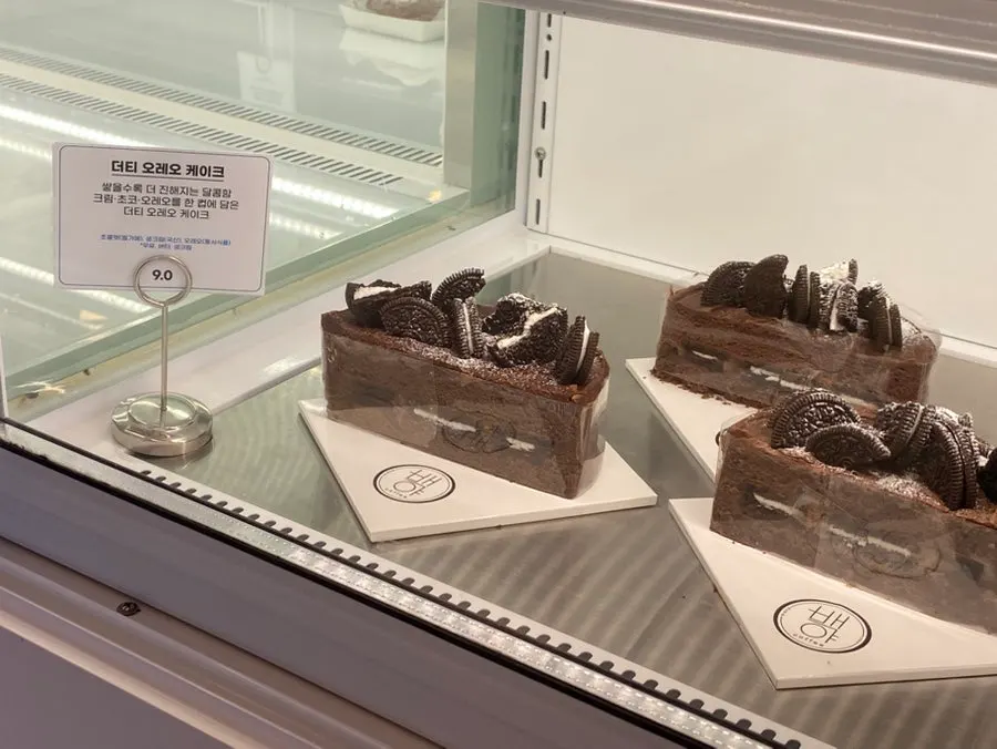 Close-up of the variety of cakes at Baegya Coffee