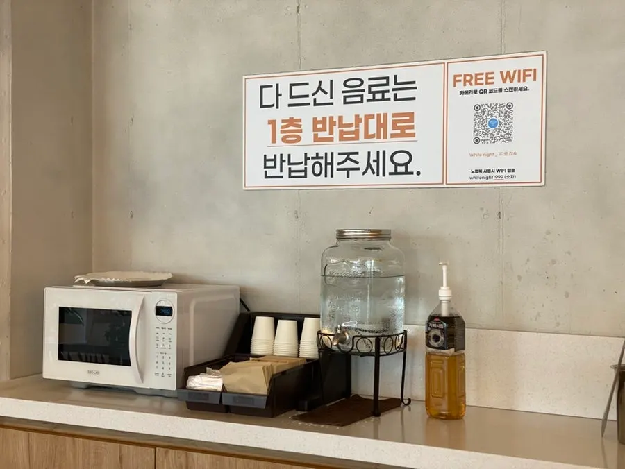 Display with signage for bread that tastes better warmed up