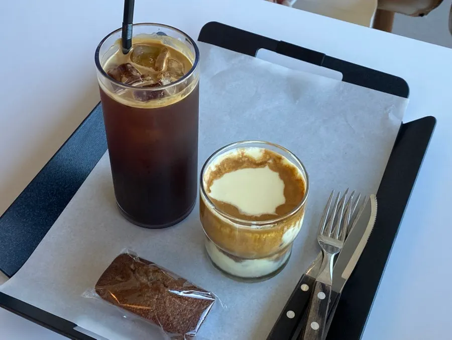 Table with the ordered drinks and bread at Baegya Coffee