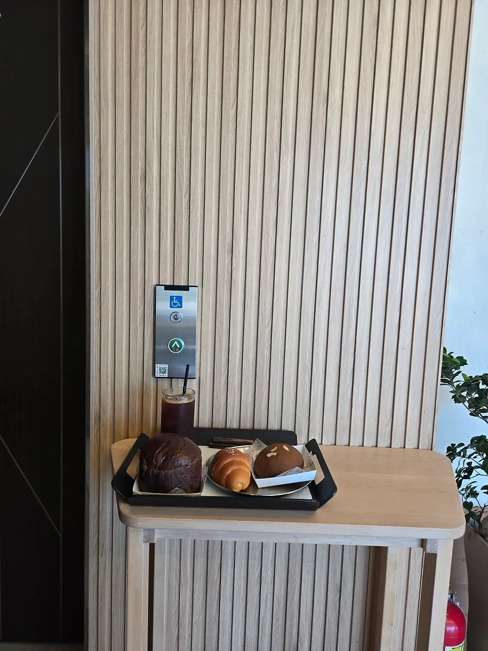 엘리베이터 앞 통로와 안내