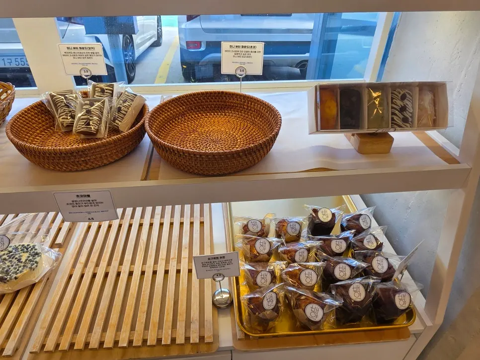 백야커피 베이커리 코너 전경