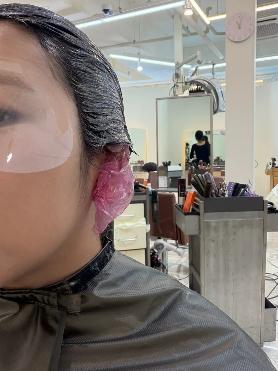 흑발 염색약 도포 과정