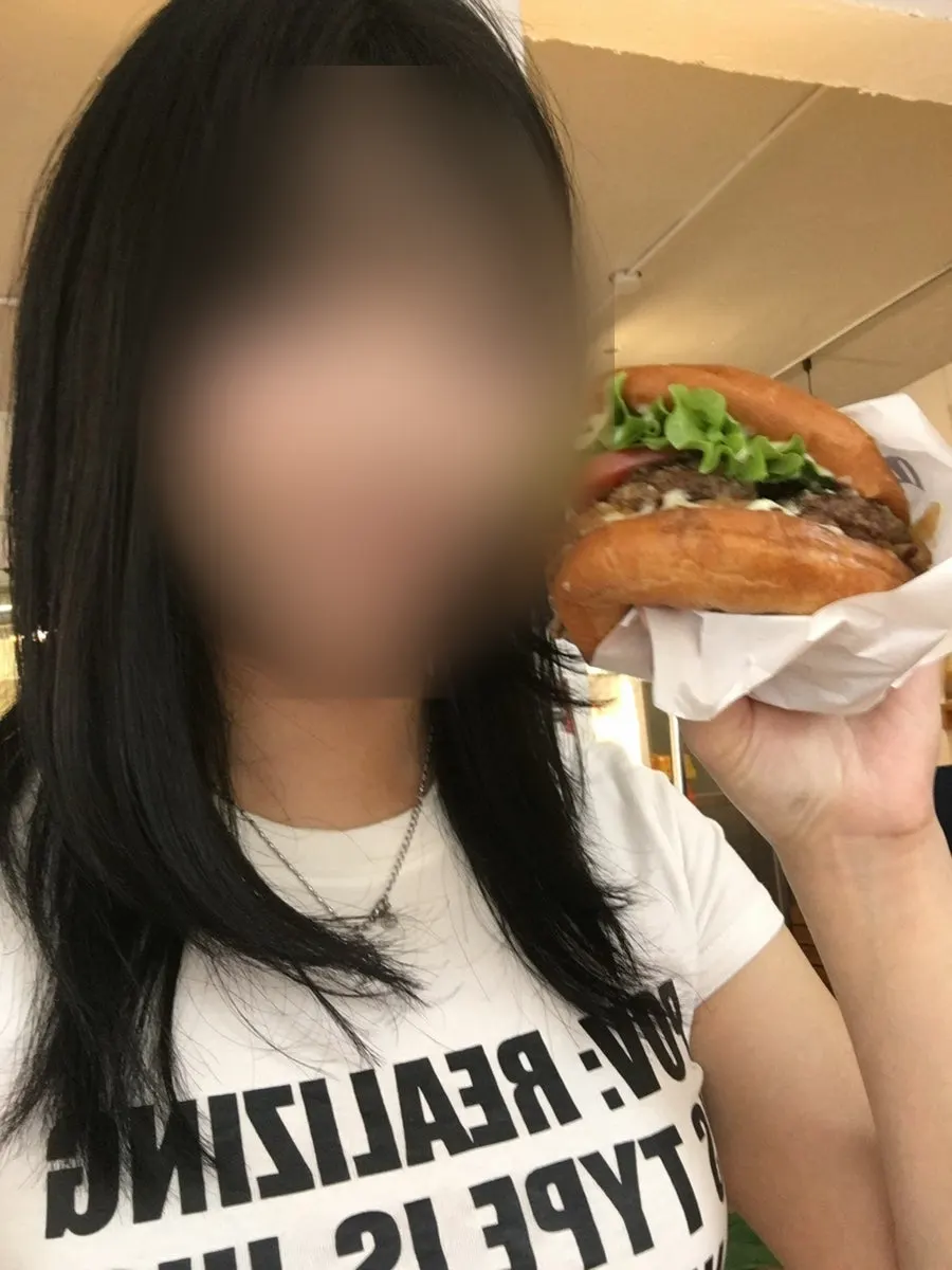 차분한 흑발 스타일링 완성 모습