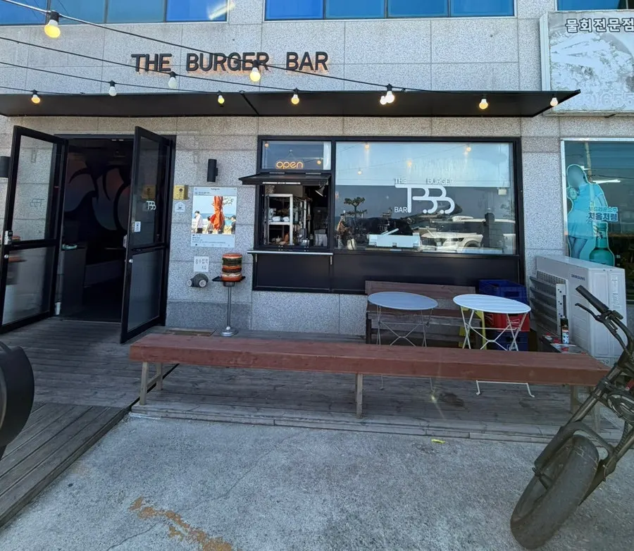 Burger Bar exterior and outdoor seats with a sea view